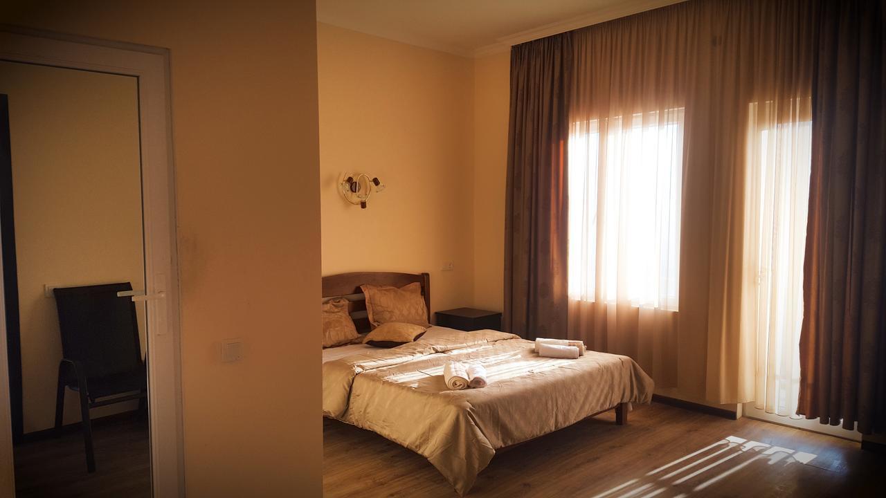 Upstairs Hotel Tbilisi ภายนอก รูปภาพ