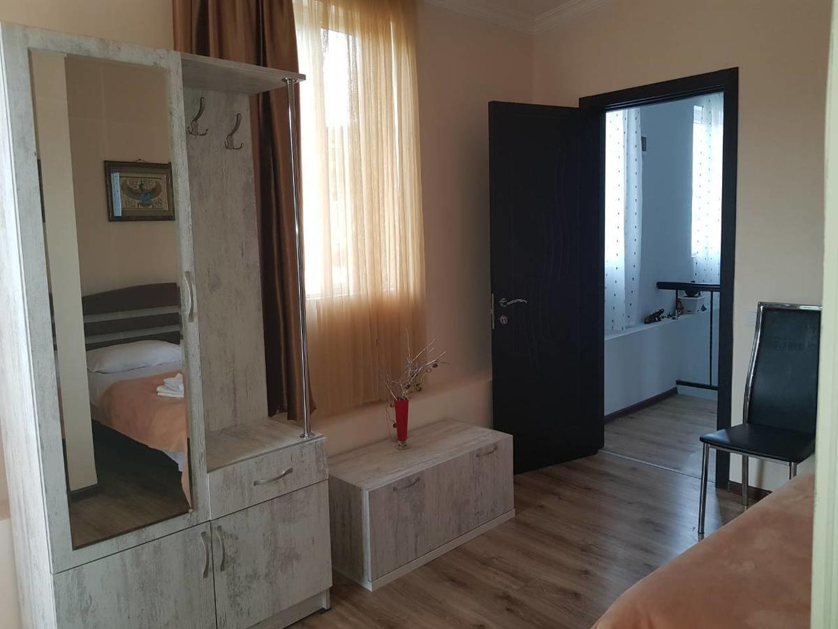 Upstairs Hotel Tbilisi ภายนอก รูปภาพ