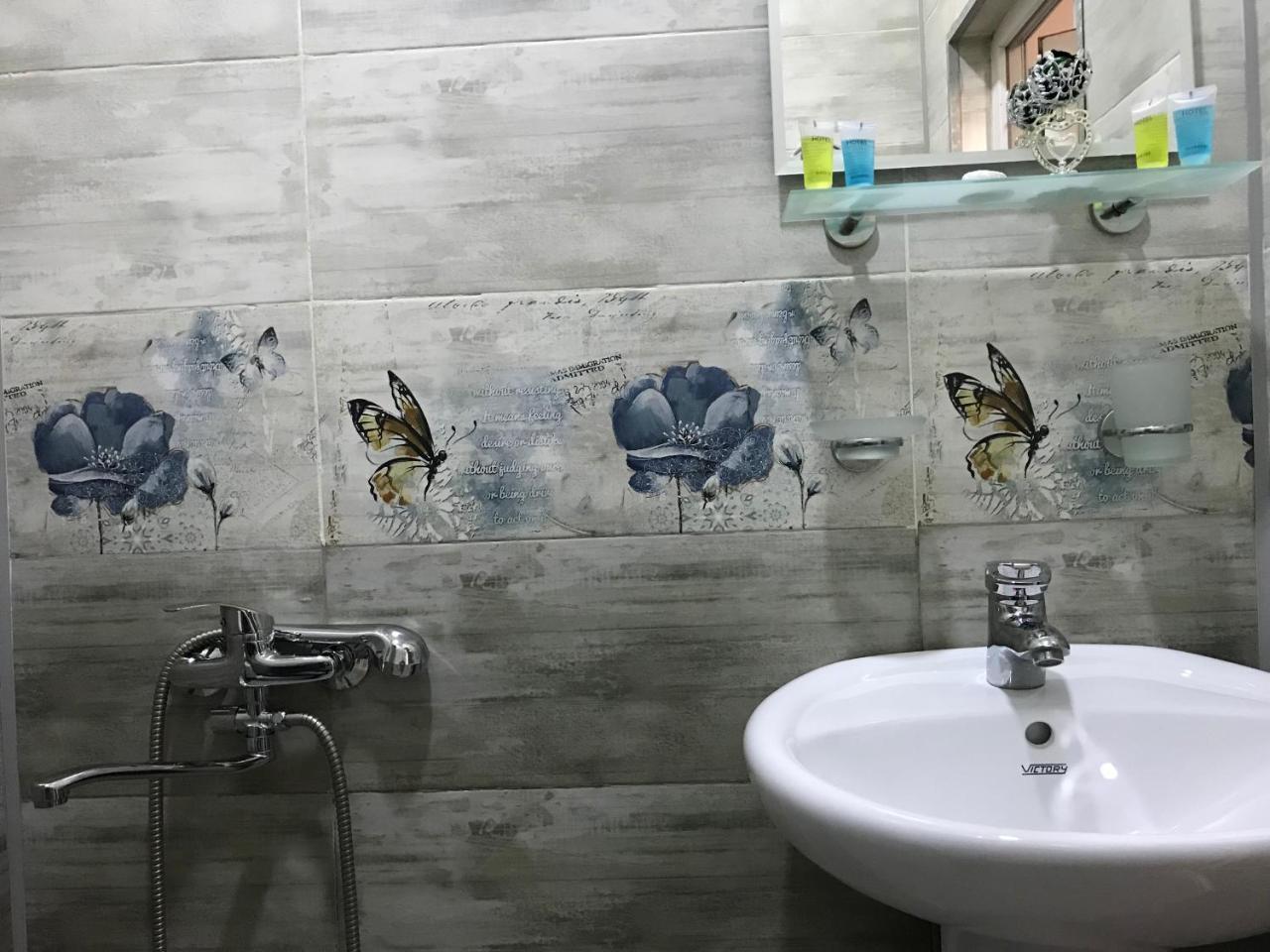 Upstairs Hotel Tbilisi ภายนอก รูปภาพ